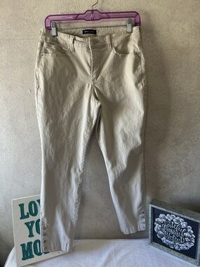 Bandolino Cropped Ankle Pants in Light Cream